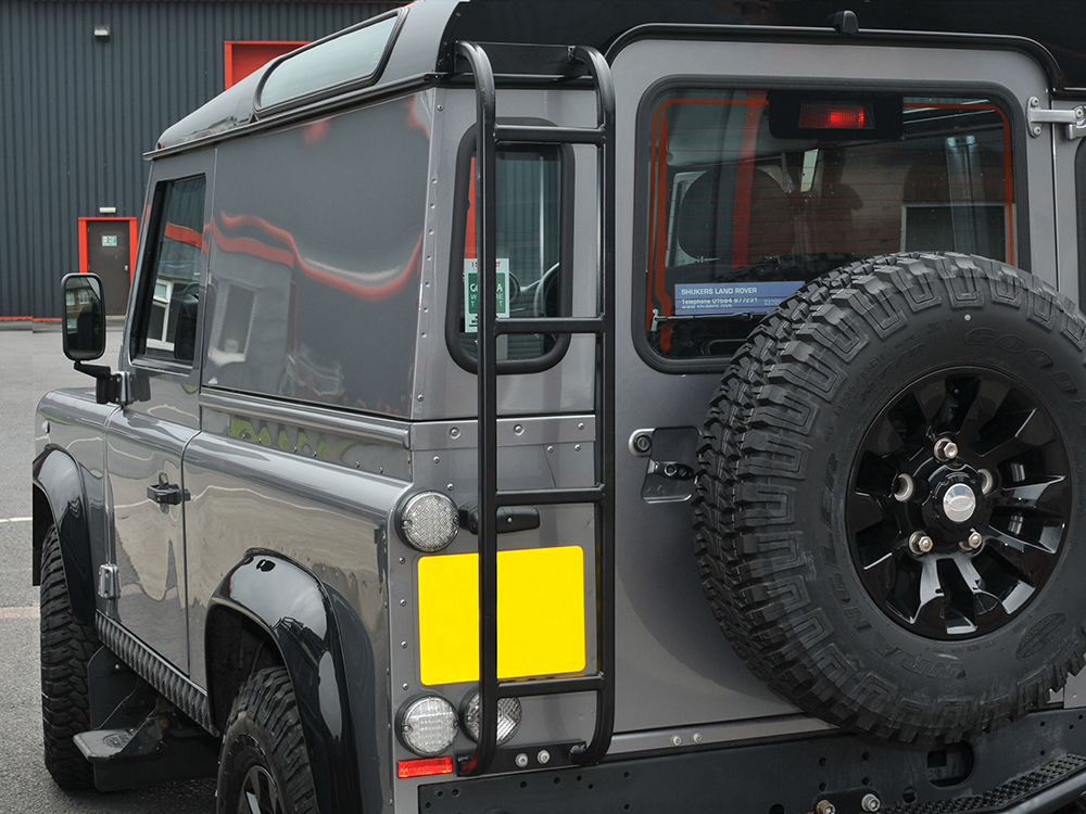Dachleiter Defender Typ Expedition in schwarz Umverpackung beschädigt